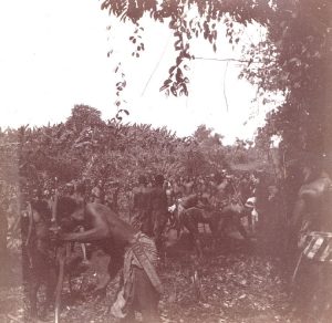 Aro natives cutting bush with machetes during the Anglo-Aro War (1901-1902).