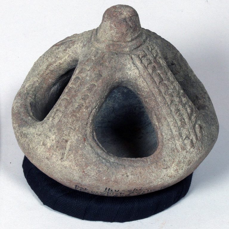 Íhú chí. This small, decorated pot is believed to hold the chi, the personal spirit, of someone who has given birth.1916, Ekpeye. Pitt Rivers Museum